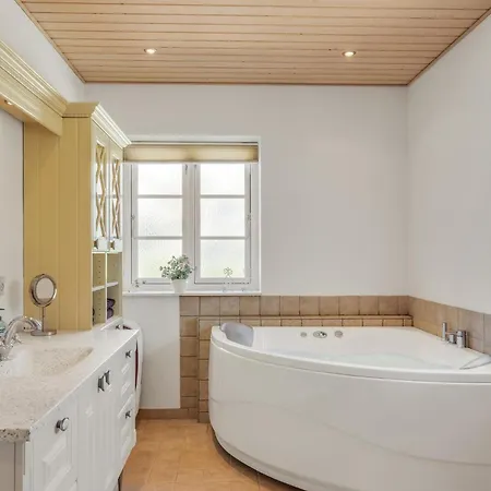 Ferienhaus 6 Bedroom Stunning In